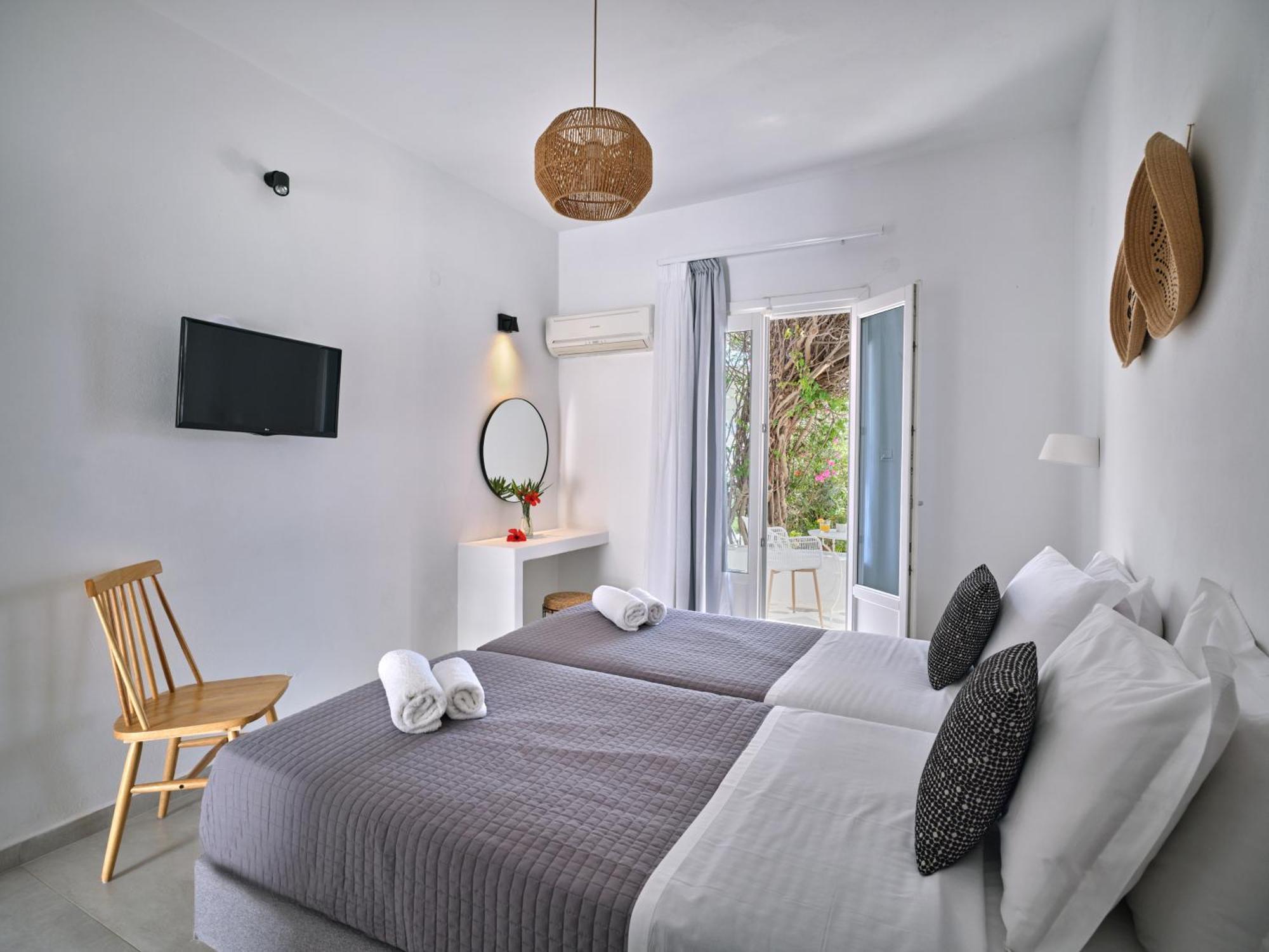 Hotel Akrotiri 3*